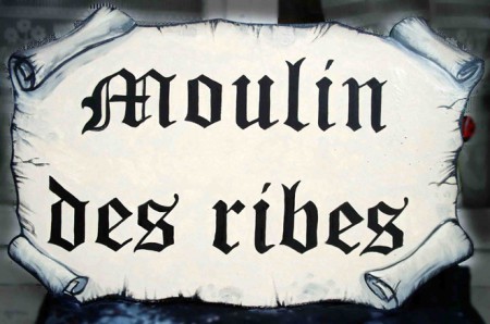 lettres peintes sur bois